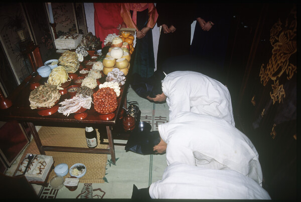 차례를 지내고 있는 옛 풍경. 사진 = 한국민족문화대백과사전