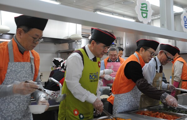 30일 한화시스템 임직원 및 남궁선 서울지방보훈청장이 국가유공자에게 설 음식을 배식하고 있다. 왼쪽 두 번째 남 보훈청장, 세 번째 어성철 한화시스템 대표이사. 사진 = 한화