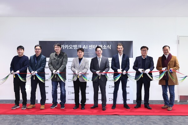 (왼쪽부터)서상원 카카오뱅크 인프라팀장, 엄준식 카카오뱅크 최고정보책임자, 안현철 카카오뱅크 최고연구개발책임자, 신재홍 카카오뱅크 최고기술책임자=한성민 디지털 리얼티 코리아 대표등 임직원이 'AI 전용 데이터센터' 개소식에서 기념촬영을 하고 있다. 사진=카카오뱅크