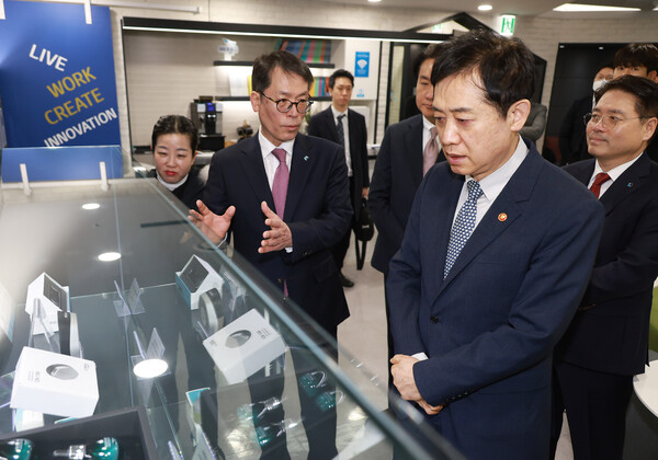 김성태 IBK기업은행장(왼쪽)이 김주현 금융위원장(오른쪽)과 'IBK창공 구로'에서 대화를 나누고 있다. 사진=연합뉴스