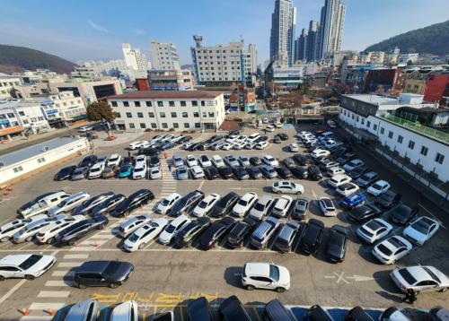 이미 주차공간이 가득 찬 처인구청 부설주차장에 차량들이 줄지어 들어오고 있다/사진제공=용인특례시