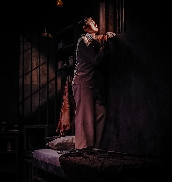 연극 '거미여인의 키스' 중 창살 너머를 바라보는 몰리나. 사진 = 이하영 기자