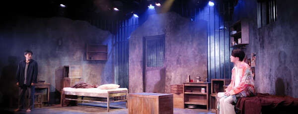 연극 '거미여인의 키스' 장면 시연 중 일부. 왼쪽 인물은 발렌틴, 오른쪽 인물은 몰리나다. 사진 = 이하영 기자