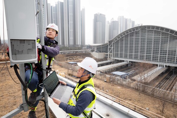 SKT와 SK오앤에스 구성원이 이동통신 품질 관리를 위해 광명역 근방의 네트워크 장비를 사전 점검하는 모습. 사진=SK텔레콤