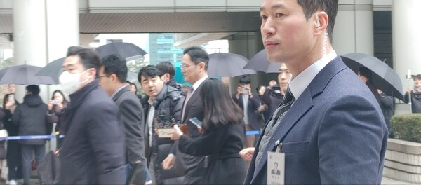 5일 이재용 삼성전자 회장이 '삼성물산-제일모직 부당 합병' 혐의로 진행 중인 1심 선고가 예정된 서울시 서초구 서울중앙지방법원에 출석하고 있다. 사진 = 이하영 기자