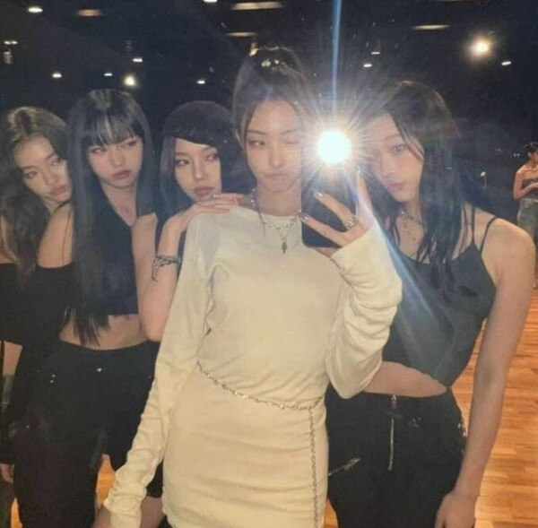 정유경 신세계 총괄사장 맏딸 문 씨가 더블랙레이블 연습생들과 찍은 사진=온라인 커뮤니티 캡쳐