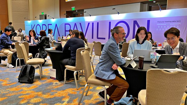 한국공동관에 참여한 애니메이션 기업들이 비즈니스 상담을 하고 있다. 사진=콘진원