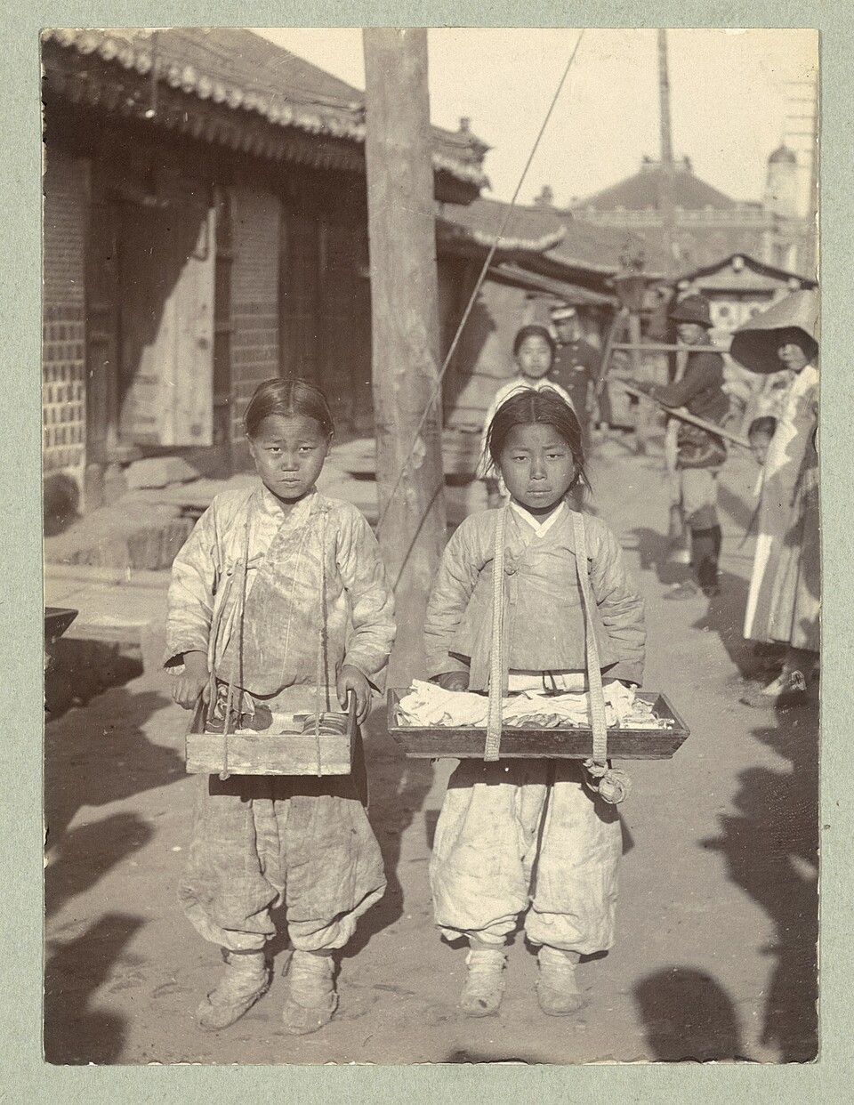 프랭크 G. 카펜터 컬렉션 '종로2가 엿 파는 아이'. 사진=서울역사박물관