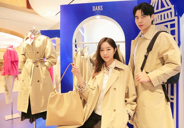 신세계백화점이 130주년을 맞은 영국 클래식 브랜드 '닥스'의 봄 시즌 트렌치코트 컬렉션을 선보인다. 사진=신세계백화점