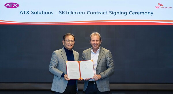 SK텔레콤과 에이티엑스가 체결한 인공지능 기반 수의 진단 솔루션 엑스칼리버 호주 유통을 위한 상용계약식 참석자들이 기념사진을 촬영 중이다. 왼쪽부터 하민용 SKT CDO, 로저 데이비스 에이티엑스 창업자 겸 디렉터. 사진 = SKT
