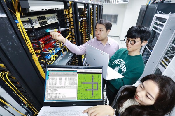 LG유플러스 임직원들이 API 형태로 구성한 5G 네트워크를 활용해 시연하고 있다. 사진 = LG유플러스