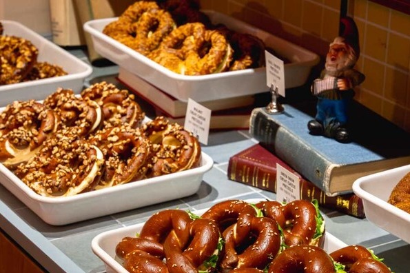 신세계가 강남점에 국내 최대 규모의 디저트 전문관 '스위트 파크'를 오픈했다. '브라우터'의 프레첼. 사진=신세계백화점