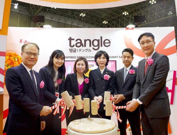 15일 일본 규슈지방에서 열린 '제 58회 슈퍼마켓 트레이드쇼 2024' 삼양라운드스퀘어 부스에서 (왼쪽부터)김삼식 KOTRA 일본지역 본부장, 타카키 준코 AEON리테일(주) 카페란테 상품부장, 야마우치 후미 ㈜세이유 상품물류본부 부장, 김정수 삼양라운드스퀘어 부회장, 니이이미 사토시 TOPPAN(주) 생활산업사업본부 패키지 솔루션 사업부 제5영업 본부장, 홍범준 (주)삼양재팬 법인장이 탱글 론칭 세리머니를 하고 있다. 사진=삼양라운드스퀘어