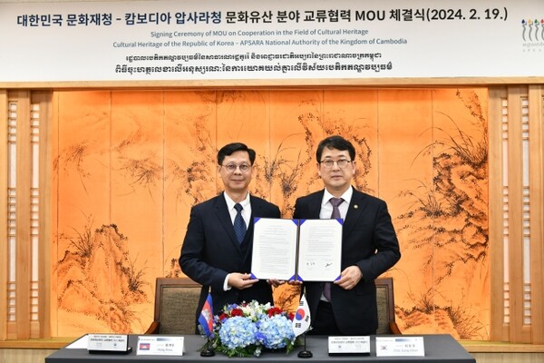 왼쪽부터 행 뽀우 압사라청장, 최응천 문화재청장. 사진=문화재청