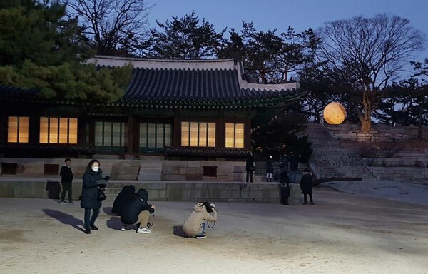 창경궁에서 보름달 모형 사진 찍는 관람객들. 사진=문화재청