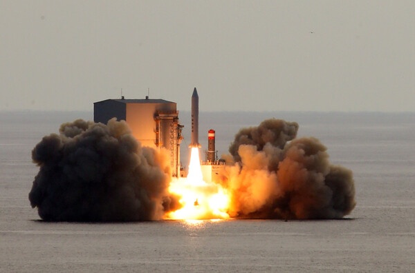 한화시스템이 2023년 12월, 제주도 해상에서 민간 최초 상용 지구관측 ‘소형 SAR 위성’을 발사하고 교신에 성공했다. 사진=한화시스템