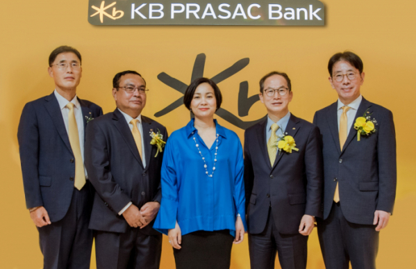 23일 캄보디아 프놈펜 소재 소피텔 호텔에서 열린 KB프라삭은행 그랜드 오프닝 행사에서 찌아 세레이 캄보디아 중앙은행 총재(중앙), 양종희 KB금융그룹 회장(우측 두번째), 이재근 KB국민은행장(우측 첫번째), 옴쌈은 KB프라삭은행장(좌측 두번째), 김현종 KB프라삭은행 부행장(좌측 첫번째)이 기념사진 촬영을 하고 있다. 사진=KB국민은행