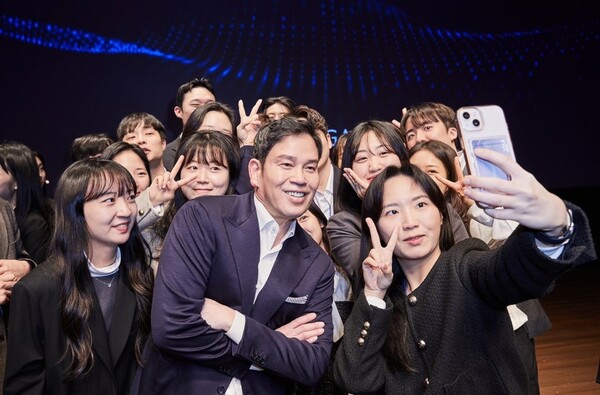 정용진 신세계그룹 부회장이 신입사원과 사진을 찍고 있는 모습. 사진=신세계그룹