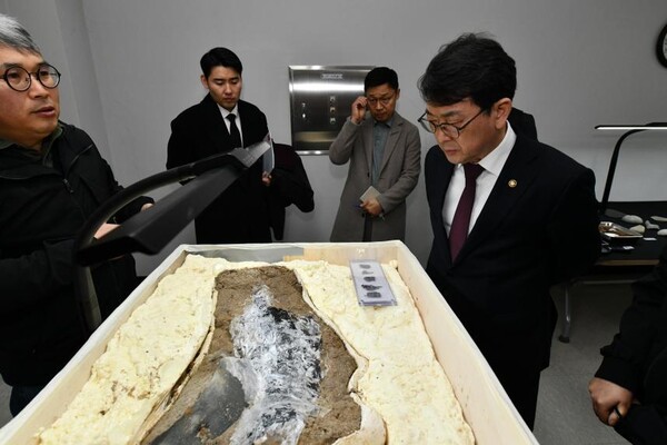 2호 수혈유구 출토 칠피갑옷 살펴보는 최응천 문화재청장. 사진=문화재청