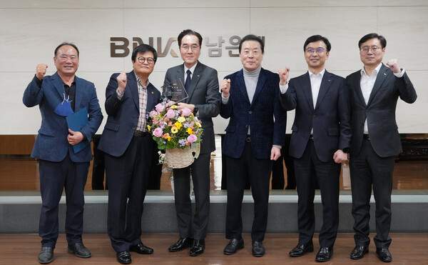 BNK경남은행 예경탁 은행장(왼쪽 세번째)이 ‘대한육상연맹 공로상’을 받은 뒤 기념촬영을 하고 있다. 사진=BNK경남은행