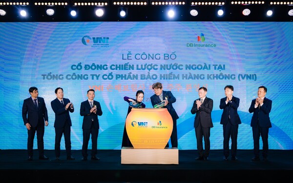 27일 베트남 하노이 JW메리어트호텔에서 정종표 DB손해보험 사장(왼쪽 다섯째)와 VNI손해보험 Ms. Le Thi Ha Thanh 이사회 의장 및 관계자들이 해외 주주 환영식에서 기념촬영을 하고 있다. 사진=DB손해보험