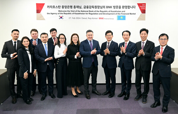 (앞줄 왼쪽 세번째부터)카자흐스탄 금융감독원 마지나 아빌카시모바 원장, 카자흐스탄 중앙은행 티무르 술레이메노프 총재. 사진=BNK금융지주