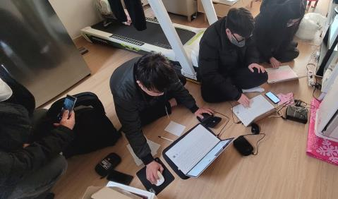 문체부 저작권범죄과학수사대가 피의자 중 1인의 가택에서 수사 집행 중이다. 사진 = 문화체육관광부