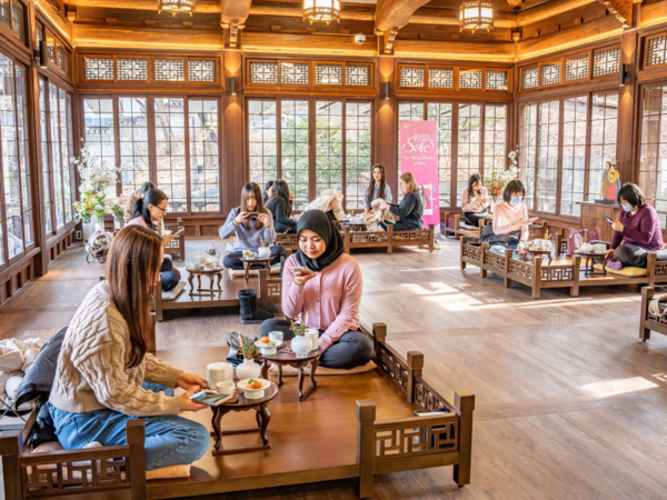 '2024 코리아그랜드세일' 중 외국인 관광객들이 K-유산(헤리티지) 체험행사에 참여 중이다. 사진 = 문화체육관광부