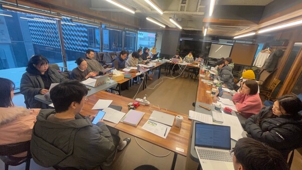 뮤지컬 '키키의 경계성 인격장애 다이어리' 접근성 보완 회차 준비를 위해 공연진들이 회의 중이다. 사진 = 공연제작소 작작