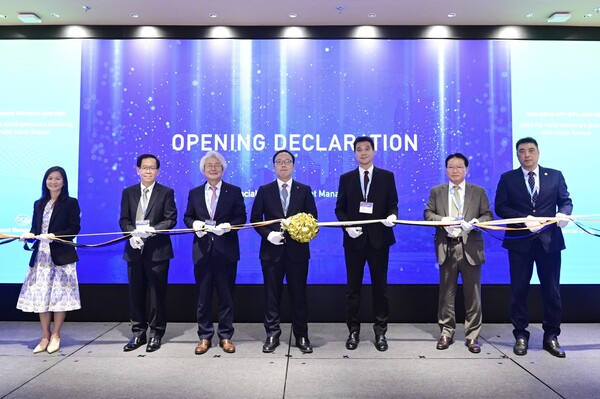 (왼쪽부터) Lim Keng Huat BMC 자선 단체 이사장, 김태오 DGB금융그룹 회장, 최영욱 HiAMA 대표가 기부금 전달식 후 기념 촬영하는 모습. 사진=DGB금융지주