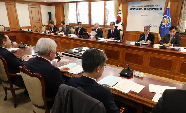 한덕수 국무총리가 13일 오후 서울 종로구 정부서울청사에서 열린 미디어·콘텐츠 산업융합 발전위원회에 참석해 발언하고 있다. 사진=연합뉴스