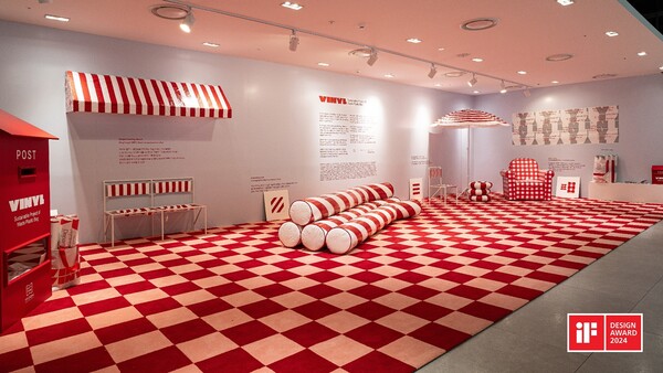 지난해 현대백화점면세점 무역센터점 등에서 진행된 '플라스틱 비닐 가방 재활용 프로젝트, 비닐!' 전시 현장. 사진 = 현대백화점면세점