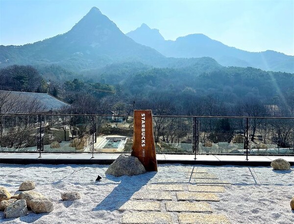 스타벅스 더북한산점 내 루프탑에 마련된 포토존. 사진 = 스타벅스 제공