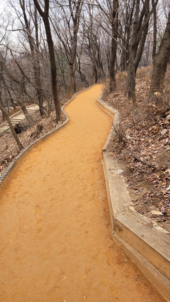 황토길. 사진 = 안병국 객원기자