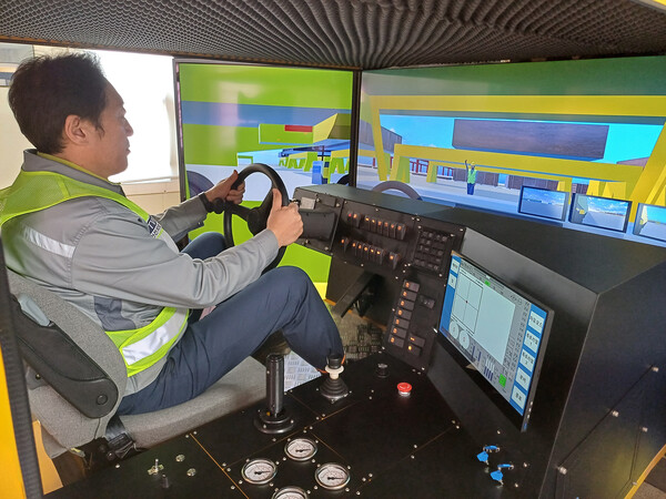 한화오션 거제사업장에 있는 블록운반팀 VR 교육장에서 ‘VR 기반 트랜스포터 시뮬레이터’를 통해 트랜스포터 운행 실습이 진행되고 있다. 사진=한화오션