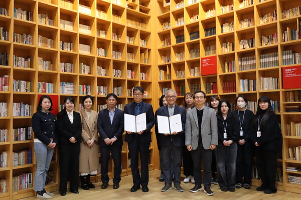 27일 경기도 파주 출판도시문화재단에서 실시된 국립한글박물관-(재)출판도시문화재단 업무협약 참석자들이 기념사진을 촬영 중이다. 사진 = 국립한글박물관 