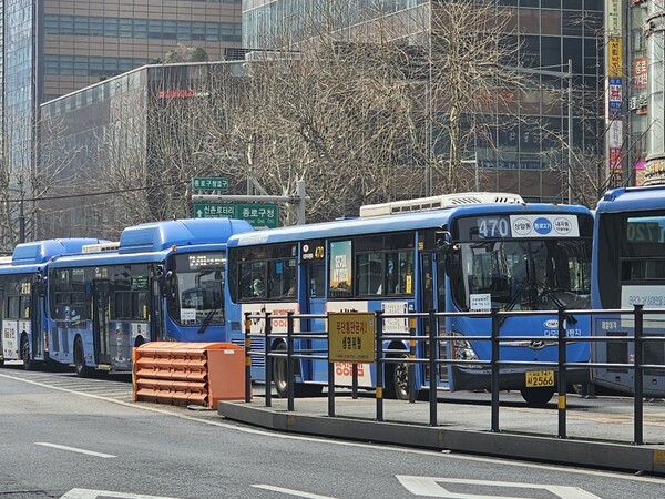 서울 시내버스 노조가 28일 오전 4시부터 파업에 돌입했다. 27일 종로구를 운행 중인 버스 모습. 사진=권진욱 기자