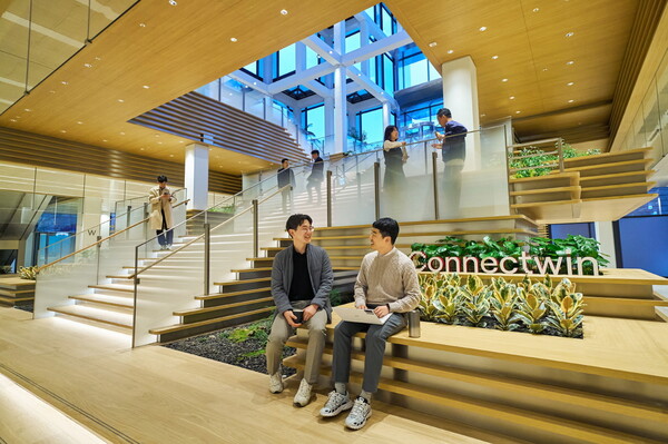 LG 직원들이 LG트윈타워 저층부 공용공간 ‘커넥트윈’에서 대화를 나누고 있다. 사진=LG