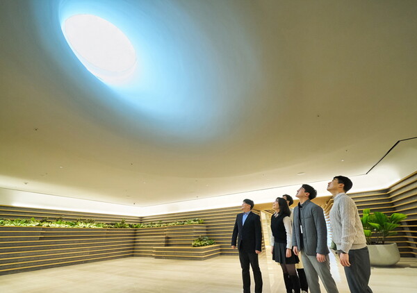 LG 직원들이 LG트윈타워 지하 1층에 새로 조성된 ‘틴들(Tyndall)’에서 햇빛이 들어오는 천장을 바라보고 있다. 사진=LG