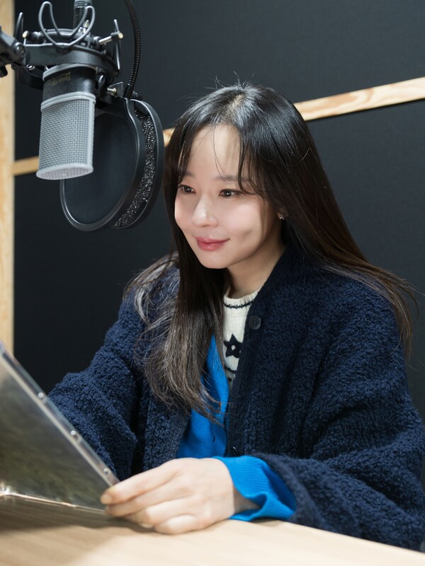 배우 소유진이 '스마트폰으로 듣고 보는 창덕궁 후원 해설 서비스' 녹음을 진행 중이다. 사진 = 문화재청