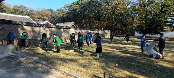 지난해 11월 실시된 종묘관리소와 스타벅스 코리아의 협업 친환경 행사가 진행 중인 풍경이다. 사진 = 문화재청