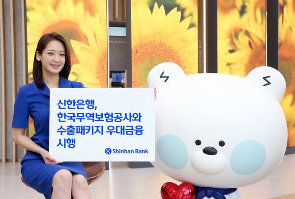 강신노 농협금융 리스크담당 부문장(왼쪽 일곱 번째)과 임직원이 기념촬영을 하고 있다. 사진=NH농협금융지주