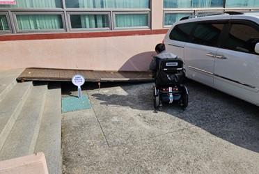 장애인 경사로에 주차된 차. 사진=연합뉴스