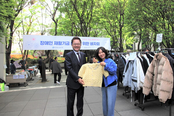 강석훈 산업은행 회장(왼쪽)과 엄종숙 삼성농아원 원장이 '장애인 재활기금 마련을 위한 바자회'에서 물품을 소개하고 있다. 사진=KDB산업은행