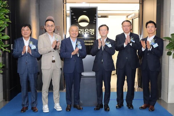 18일 서울디지털BIZ프라임센터 현판식에서 (왼쪽부터)김승영 이사케이 대표, 유재영 유니트아이엔씨 대표, 김평수 삼보계량시스템 대표, 조병규 우리은행 은행장, 정진완 우리은행 중소기업그룹 부행장, 민복기 우리은행 구로금천영업본부 본부장이 기념사진 촬영을 하고 있다. 사진=우리은행