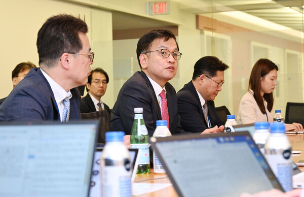 최상목 부총리 겸 기획재정부 장관이 미국 워싱턴 D.C. 세계은행에서 가진 기자간담회에서 답변하고 있다. 사진=연합뉴스