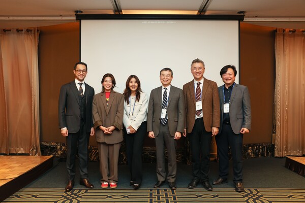 지난 18일부터 19일까지 서울 중구 롯데호텔에서 진행된 대한신경정신의학회 2024년 춘계학술대회 참석자들이 기념 사진을 촬영하고 있다. 사진 = 대한신경정신의학회