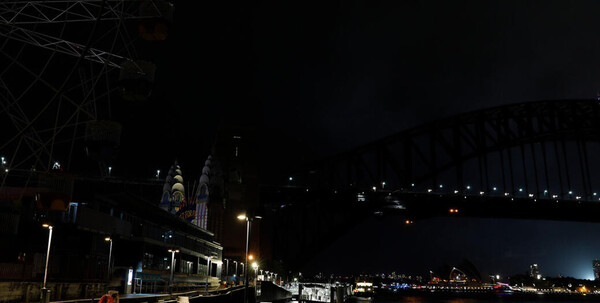 지난 3월 23일 호주 시드니의 오페라 하우스와 다리가 1시간 동안 어스 아워(Earth Hour)를 실시하고 있다. 사진 = 세계자연기금(WWF)