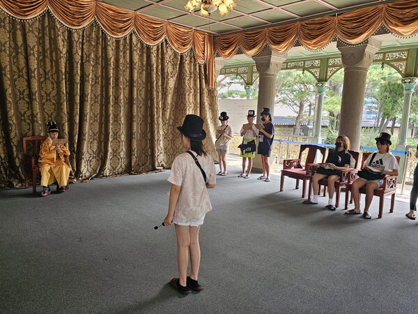 2023년 5월 서울 중구 덕수궁 석조전에서 진행된 '석조전에서 만난 세계' 참여 어린이들이 접견례 체험을 진행 중이다. 사진 = 문화재청