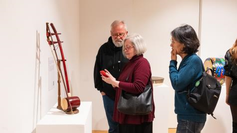 주오스트리아한국문화원에서 전시 중인 '조선왕실의 춤과 음악' 관람객들이 전시장을 둘러보고 있다. 사진 = 문화체육관광부